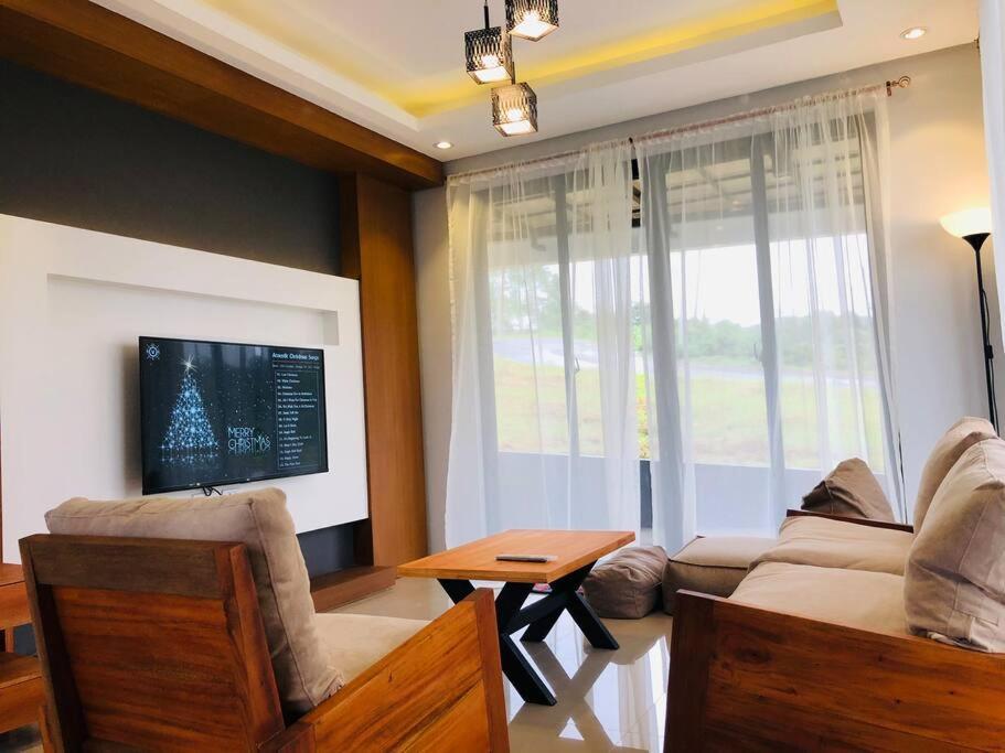 Overlooking Staycation At Sandari Batulao タガイタイ エクステリア 写真