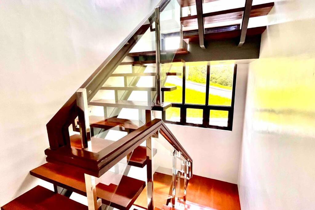 Overlooking Staycation At Sandari Batulao タガイタイ エクステリア 写真