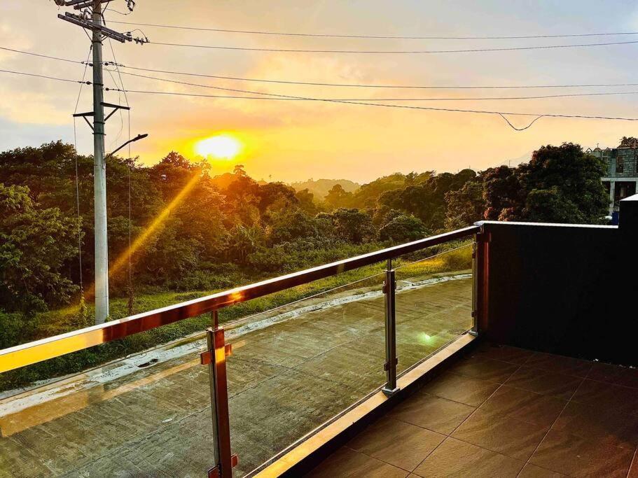 Overlooking Staycation At Sandari Batulao タガイタイ エクステリア 写真