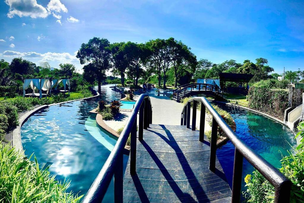 Overlooking Staycation At Sandari Batulao タガイタイ エクステリア 写真