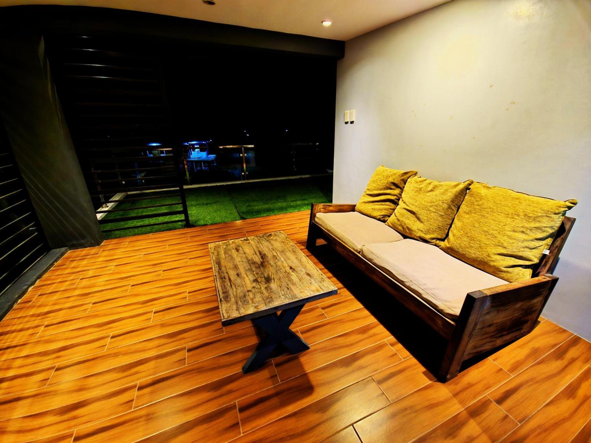 Overlooking Staycation At Sandari Batulao タガイタイ エクステリア 写真